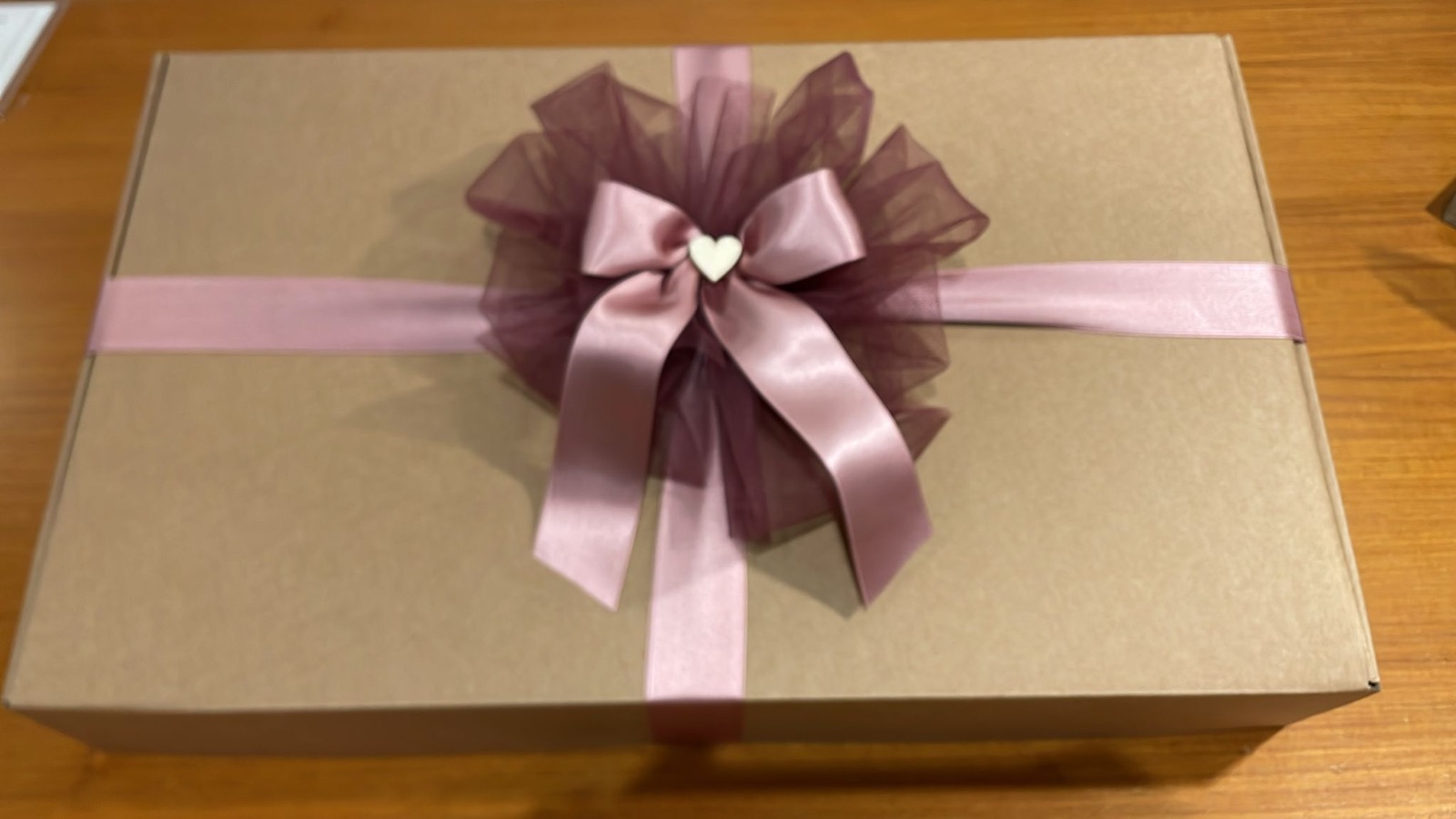 Confezione regalo rifinita con un fiocco color malva