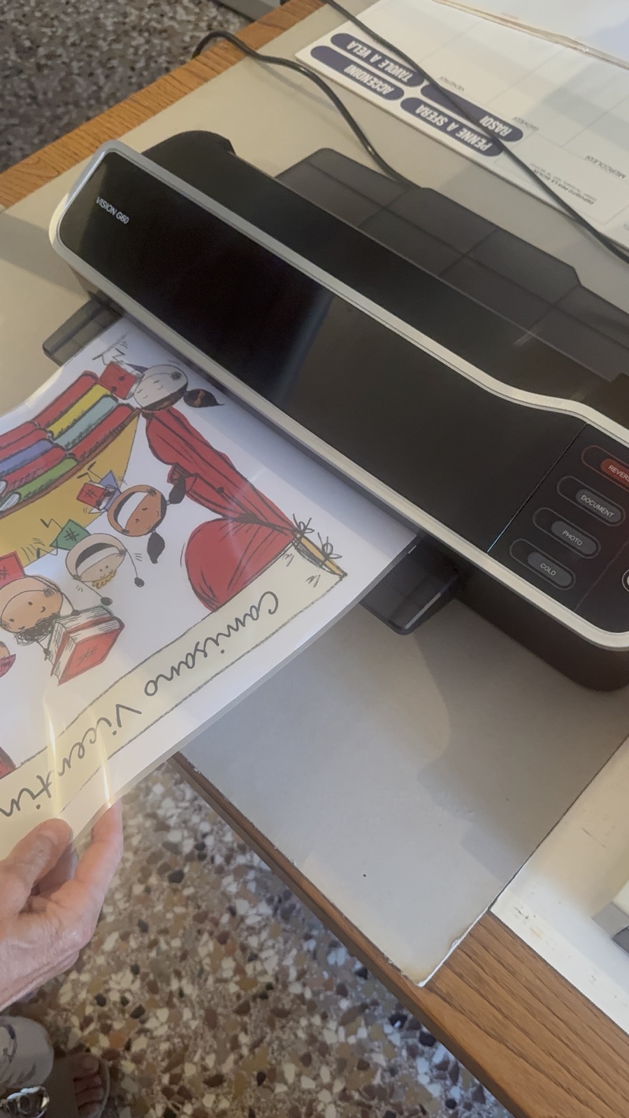 Plastificazione di una stampa illustrata in negozio